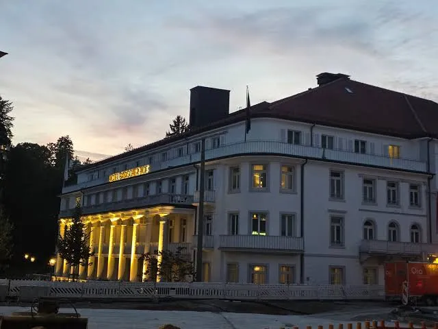 Casino-resort evening with dining and a live music setting